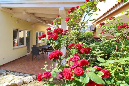 Modern eingerichtete Apartment im Erdgeschoss ideal für Famillien mit Kinder im Zentrum von Baska