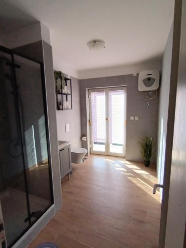 a room with a bathroom with a toilet and a window at Apartments Danijela in Tribunj