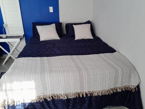 uma cama num quarto azul e branco em Sweet Dreams Polokwane em Polokwane