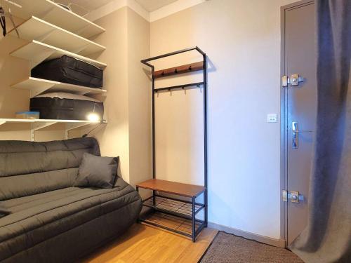 un salon avec un canapé et une table dans l'établissement Grand studio rénové, confort moderne, balcon sud, proche ski et randonnées - FR-1-393-172, à Saint-Michel-de-Chaillol