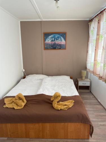 Posteľ alebo postele v izbe v ubytovaní Panoráma Nyaraló