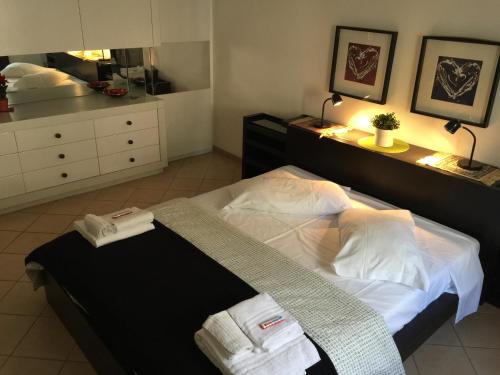 ローマにあるSuite 14のベッドルーム1室(タオル付)