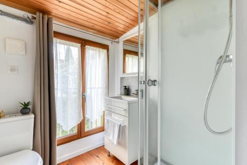 une salle de bain avec douche et lavabo dans l'établissement Le Patio de la Bastide avec Terrasse & Netflix - Quartier paisible, à Carcassonne