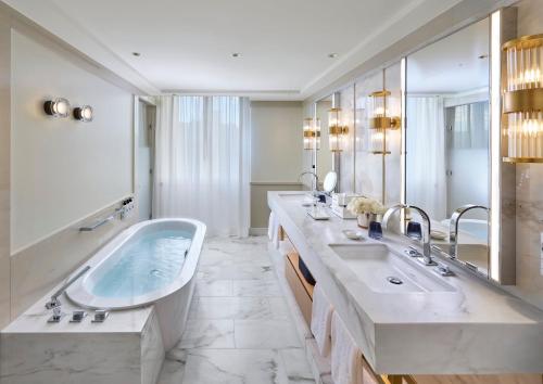 Koupelna v ubytování Mandarin Oriental Savoy, Zurich
