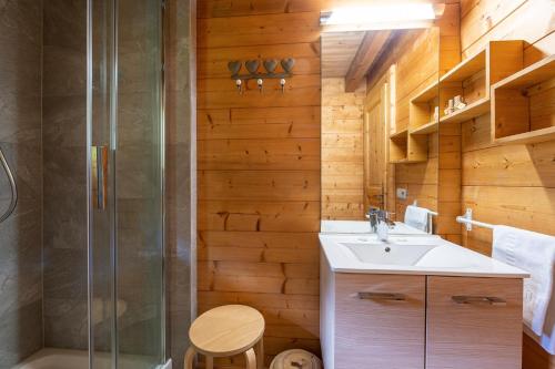 ein Bad mit einem Waschbecken und einer Dusche in der Unterkunft Chalet indépendant 3 personnes in Alex