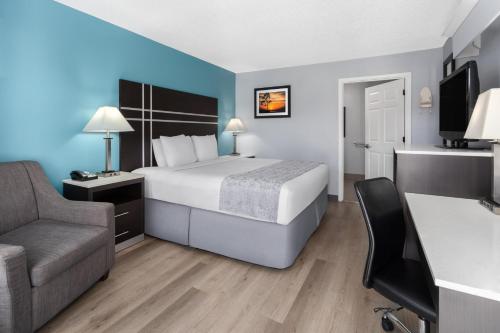 Телевизор и/или развлекательный центр в Baymont by Wyndham Brunswick GA