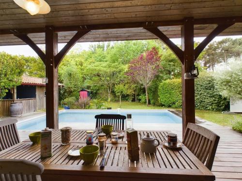 Piscine et sérénité pour votre séjour à Lanton