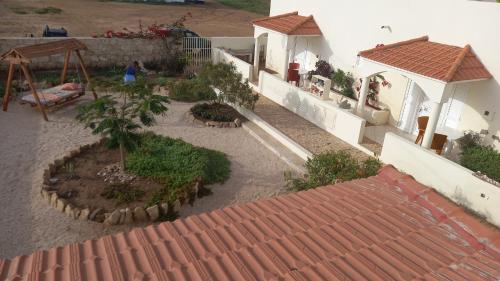 - une vue aérienne sur une maison avec un jardin dans l'établissement Casa Djarmai Boutique Apartments, à Vila do Maio