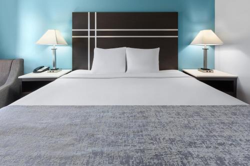 Кровать или кровати в номере Baymont by Wyndham Brunswick GA
