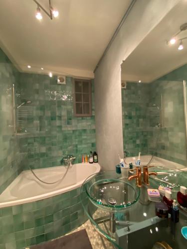 Photo de la galerie de l'établissement Grand studio avec Parking Montparnasse Paris 14e, à Paris