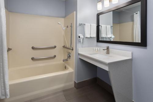 Ванная комната в Baymont by Wyndham Brunswick GA