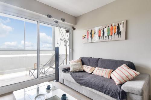 Vue sur mer et pieds dans l'eau