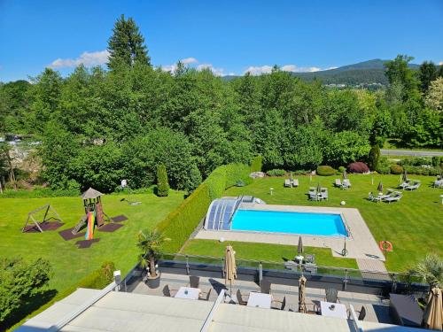 Bazén v ubytování Dei Hotel Schönblick nebo v jeho okolí