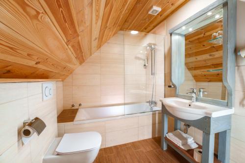 een badkamer met een wastafel, een bad en een toilet bij Gostilna Pri Martinu in Kranjska Gora