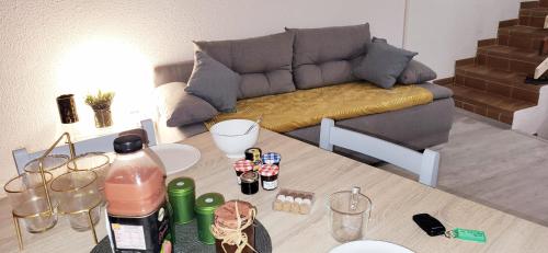 un salon avec une table et un canapé dans l'établissement Petit Boudha climatisé Mezzanine rénové parking 400m plage 50m commerces, au Grau-du-Roi