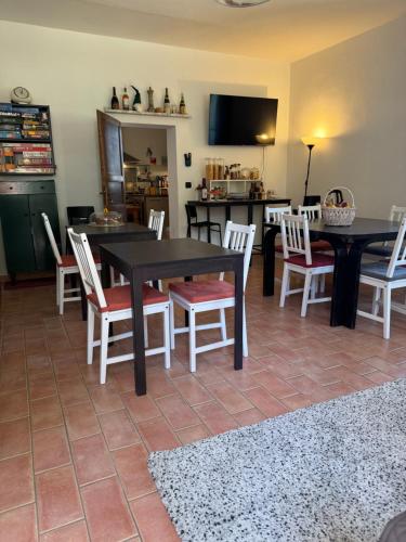 a kitchen and dining room with a table and chairs at Affittacamere Ca' de Mazapedar in San Lorenzo