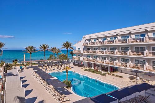帕爾馬海灘的住宿－Universal Hotel Neptuno - Adults Only，享有酒店空中景致,设有游泳池和海洋