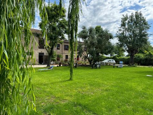 a park with trees and a building in the background at Affittacamere Ca' de Mazapedar in San Lorenzo