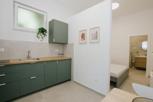 Η κουζίνα ή μικρή κουζίνα στο Apartmani Vrlika