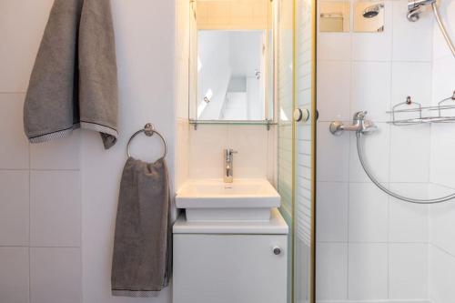 une salle de bain avec un lavabo et une douche dans l'établissement Paris Centre Studio Close to Major Attractions, à Paris