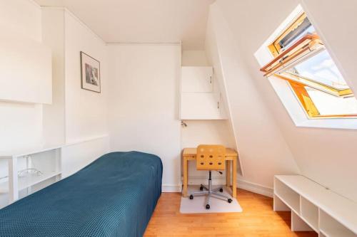 une petite chambre avec un lit et un bureau dans l'établissement Paris Centre Studio Close to Major Attractions, à Paris