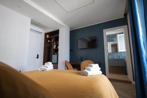 a bedroom with a bed with towels on top of it at VibeS in Centro apartment & rooms in Pagani