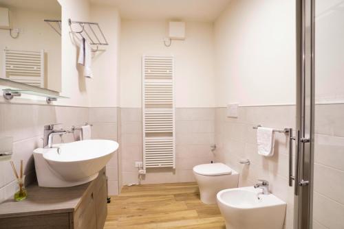 a bathroom with a sink and a toilet at Cà Mandarein in Quattro Castella