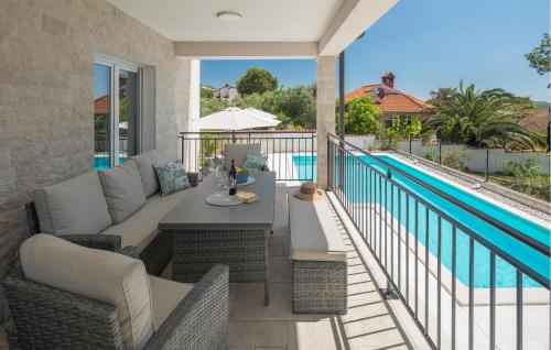 un patio avec une table et des chaises à côté d'une piscine dans l'établissement Gorgeous Home In Rojci With Kitchen, à Kaštelir