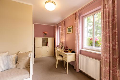 um quarto com uma cama, uma secretária e uma janela em Café Wildau Hotel & Restaurant am Werbellinsee em Schorfheide