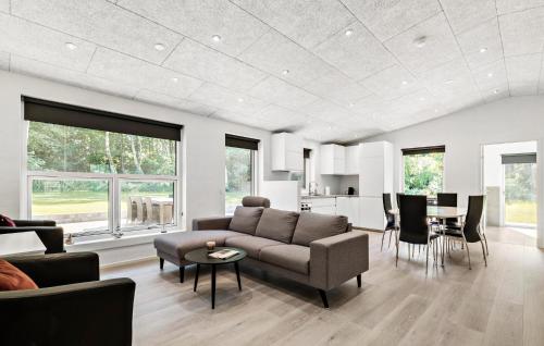Ruang duduk di 3 Bedroom Cozy Home In Farsø