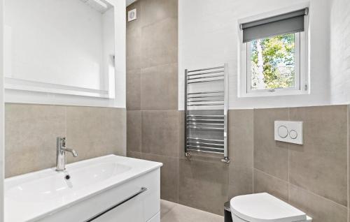 Bilik mandi di 3 Bedroom Cozy Home In Farsø