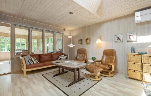 Khu vực ghế ngồi tại 4 Bedroom Beautiful Home In Skjern