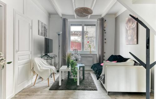 - un salon blanc avec un lit et une table dans l'établissement Beautiful Home In Pélussin With Kitchen, à Pélussin