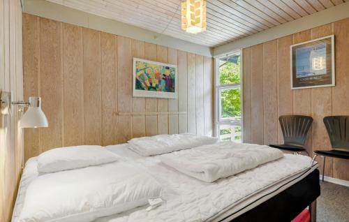 Postel nebo postele na pokoji v ubytování 3 Bedroom Cozy Home In Glesborg