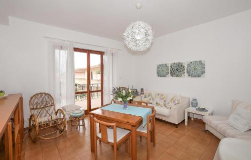 ein Wohnzimmer mit Tisch und Couch in der Unterkunft Nice Apartment In Marina Di Modica in Marina di Modica