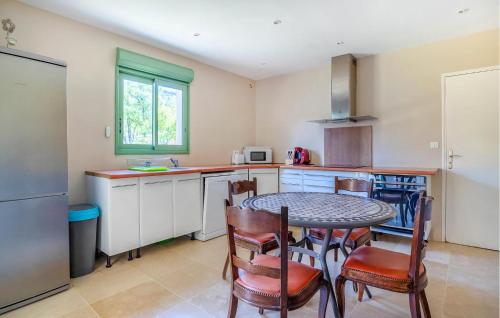 a kitchen with a table and chairs in a room at Nice Home In Plan-D'aups-Sainte-Bau in Plan dʼAups