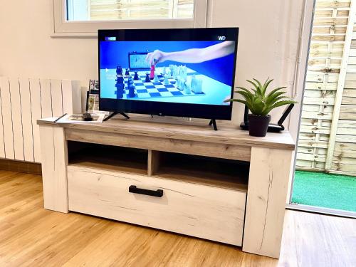 Televízia a/alebo spoločenská miestnosť v ubytovaní Studio Océan Remblai