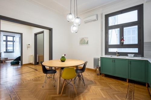 Meadows - Luxury 3-Bedroom Apartment in Athens