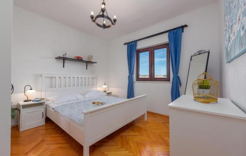 Habitación blanca con cama y ventana en Beautiful Home In Prizna With Wifi, en Prizna