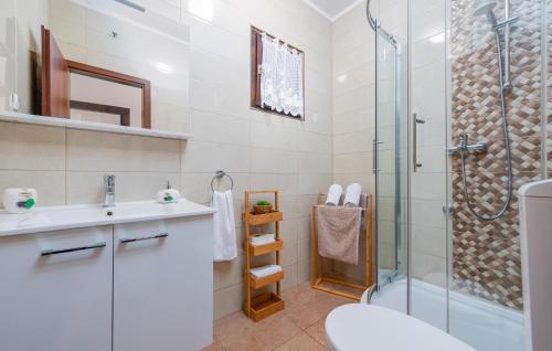 y baño con ducha, lavabo y aseo. en Beautiful Home In Prizna With Wifi, en Prizna