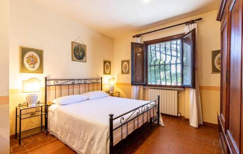 a bedroom with a bed and a window at Casa Bellavista in Casalappi
