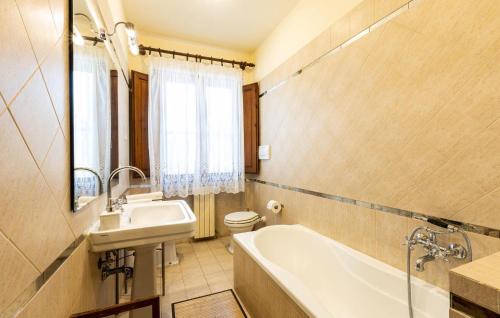 a bathroom with a tub and a sink and a toilet at Casa Bellavista in Casalappi