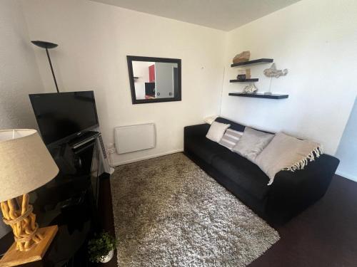 Photo de la galerie de l'établissement Beau T2 avec piscine, terrasse et WiFi à Gruissan - FR-1-784-23, à Gruissan