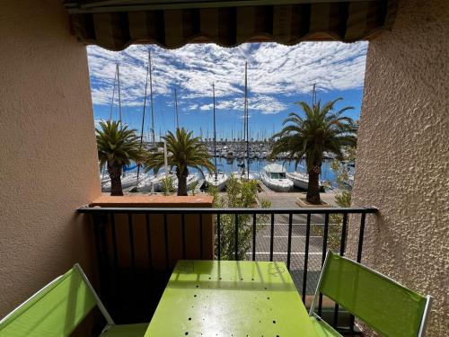 Photo de la galerie de l'établissement Beau T2 avec piscine, terrasse et WiFi à Gruissan - FR-1-784-23, à Gruissan