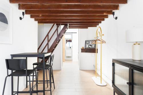 - un salon avec un escalier et des tabourets dans l'établissement Bel Appartement avec extérieur proche du métro - Lille, à Lille