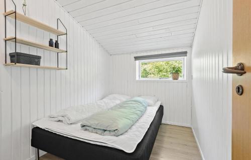 Oksbølにある3 Bedroom Cozy Home In Oksblの小さな部屋のベッド1台分です。