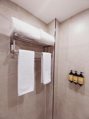 a bathroom with white towels on a shower stall at Lacasa Residence in Cairo