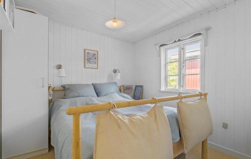 2 Bedroom Amazing Home In Thyholm في Thyholm: غرفة نوم بسرير ونافذة