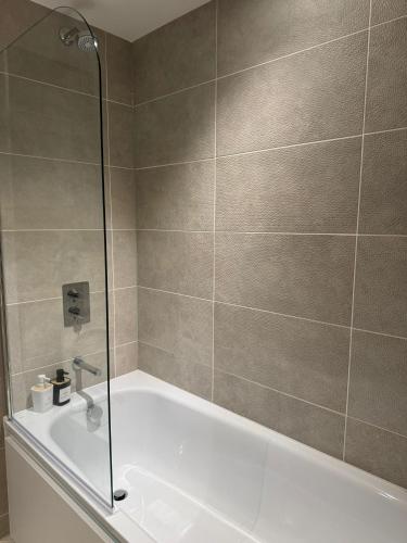 Penthouse height Flat, City View Balcony, Quiet, Free Wifi, Gym & More Minimalistic Home photo 16
