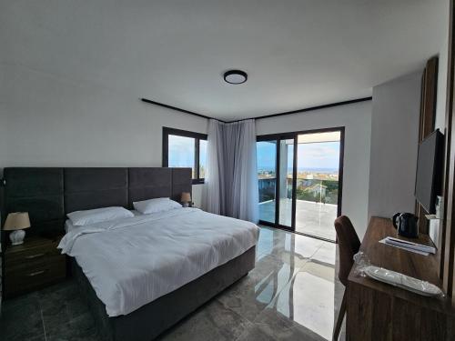 um quarto com uma cama grande e uma varanda em Suya Boutique em Kyrenia